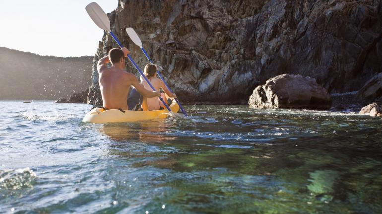 划着皮划艇出海