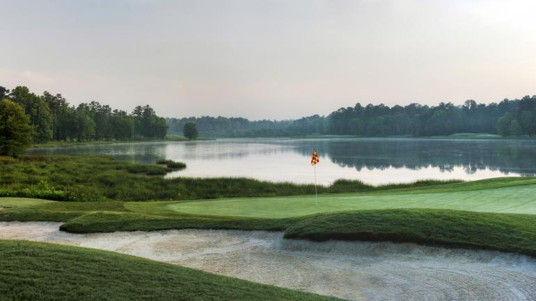 阿拉巴马州中部的 RTJ Grand National 高尔夫球场，浩瀚的湖泊旁分布着众多球洞