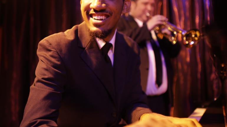 一个钢琴家演奏雷格泰姆爵士 一个钢琴家演奏雷格泰姆爵士