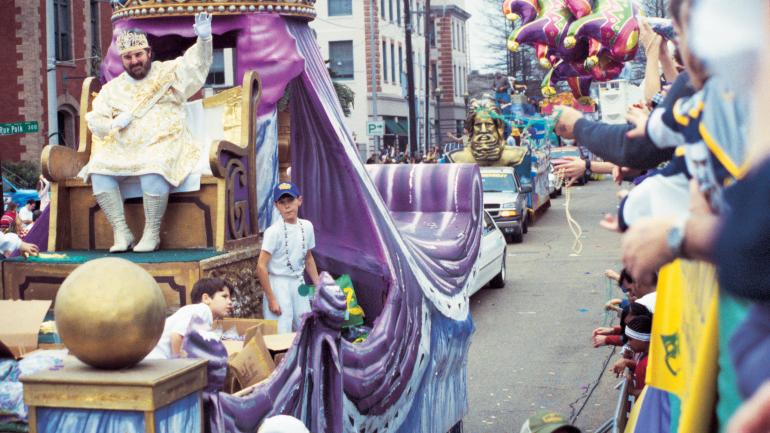 一场由“三个国王”为主题的游行