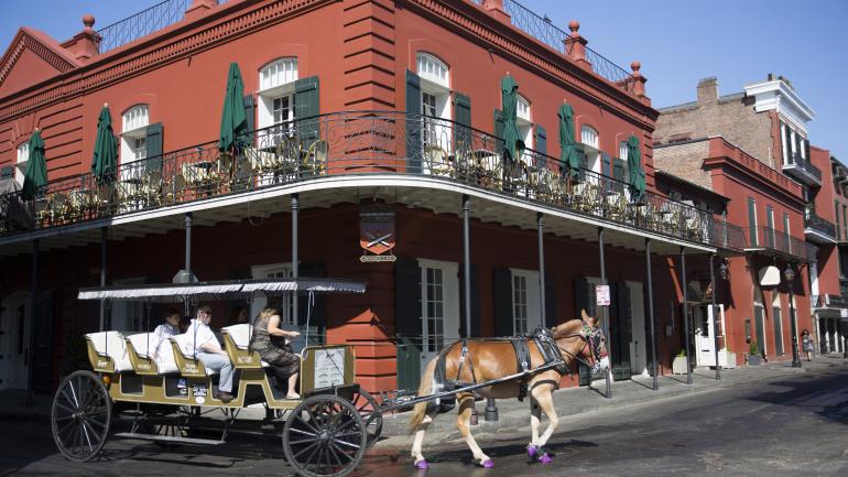 一辆马车穿行过法国区