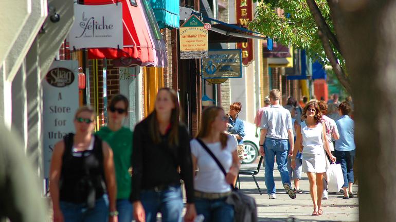 在特拉弗斯老城的市中心逛街