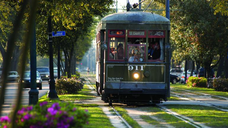 坐上圣查尔斯电车欣赏优美风景