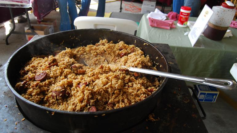 一大锅什锦菜正准备在美食狂欢节上享用