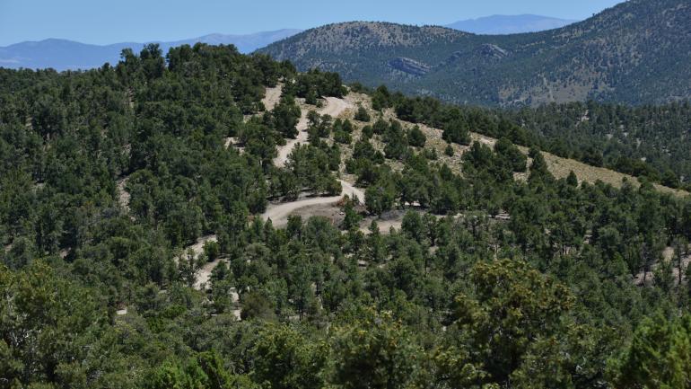 您可以在石榴石山挖一些石榴石回家 您可以在石榴石山挖一些石榴石回家