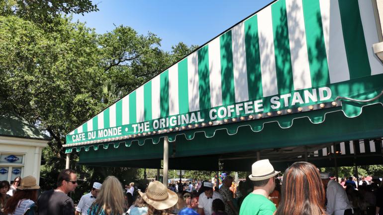 顾客们在Cafe Du Monde享受美食