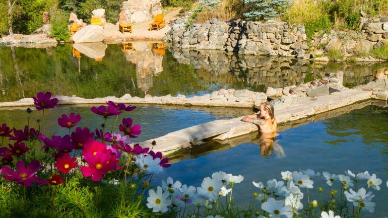 在草莓园温泉休闲的女孩