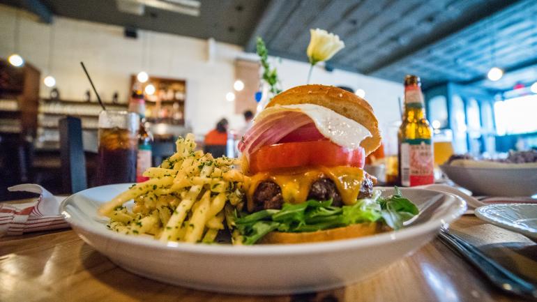 哥伦布市一家餐厅的美味大汉堡和洋葱薯条