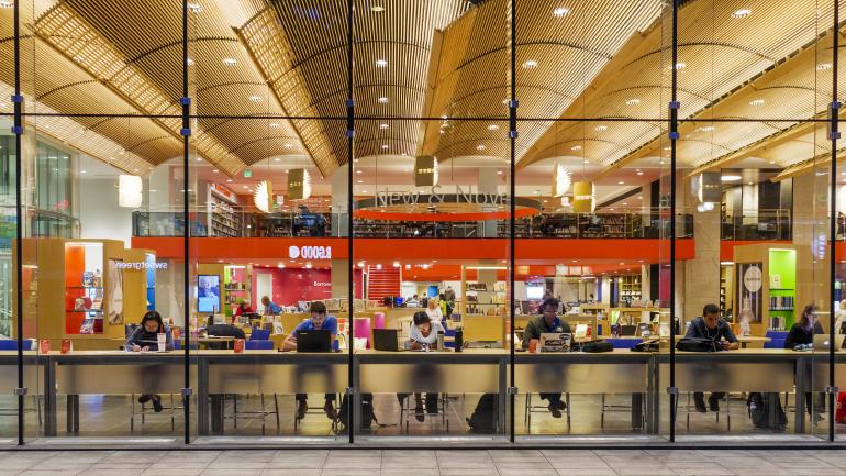 大学生在图书馆看书