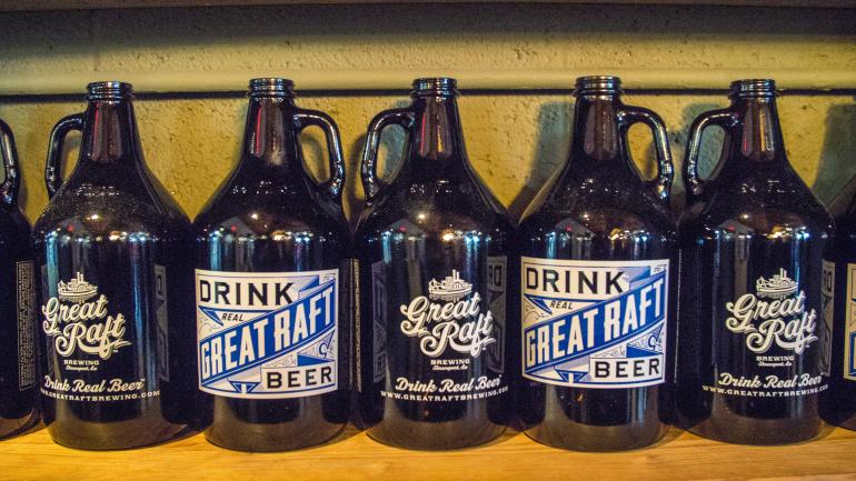 陈列整齐的大筏啤酒