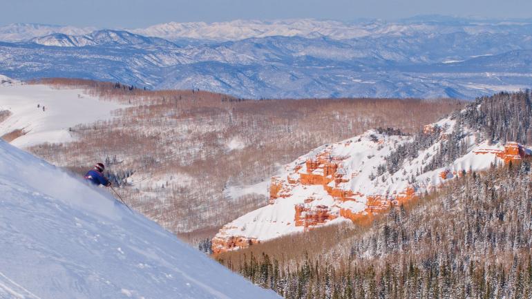 山上的滑雪度假村 山上的滑雪度假村
