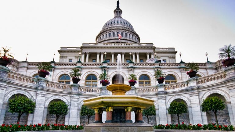 位于华盛顿特区的美国国会大厦喷泉