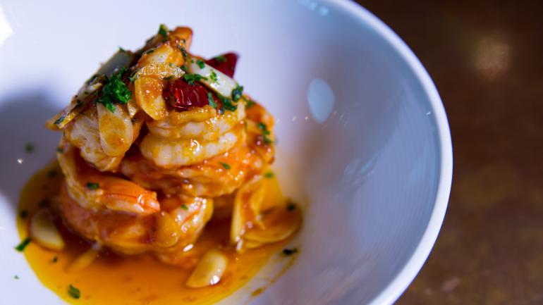 Gambas al ajillo是一种用虾和蒜做的料理，在华盛顿的Jose Andres餐厅可以品尝