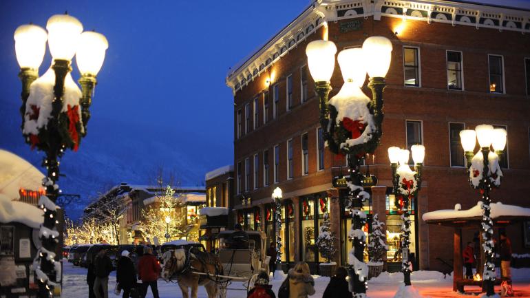 阿斯本镇中心的马车