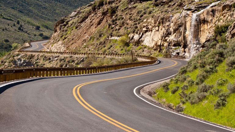 在拉莫伊尔峡谷里穿行