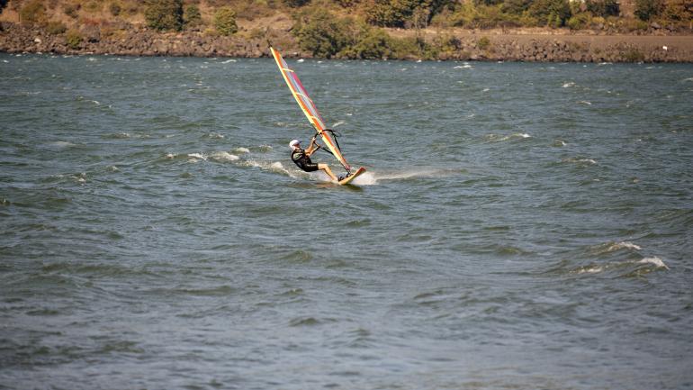 和水斗争的风筝滑水