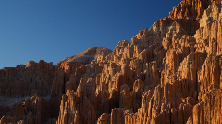 火山灰堆积而成山经过风化形成了酷似教堂尖顶的景观 火山灰堆积而成山经过风化形成了酷似教堂尖顶的景观