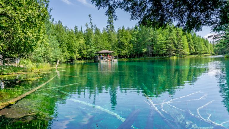 清澈透明的大泉水