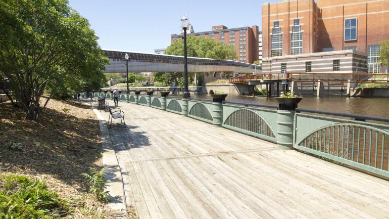 在兰辛河步道漫步