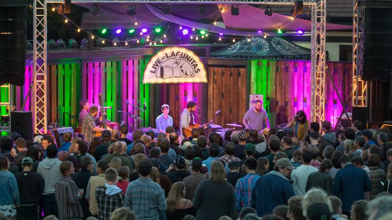 在喝上一杯生啤，在Lagunitas享受现场音乐会