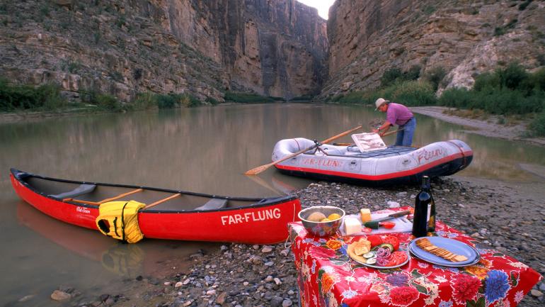 出发划船前准备好先野餐一顿