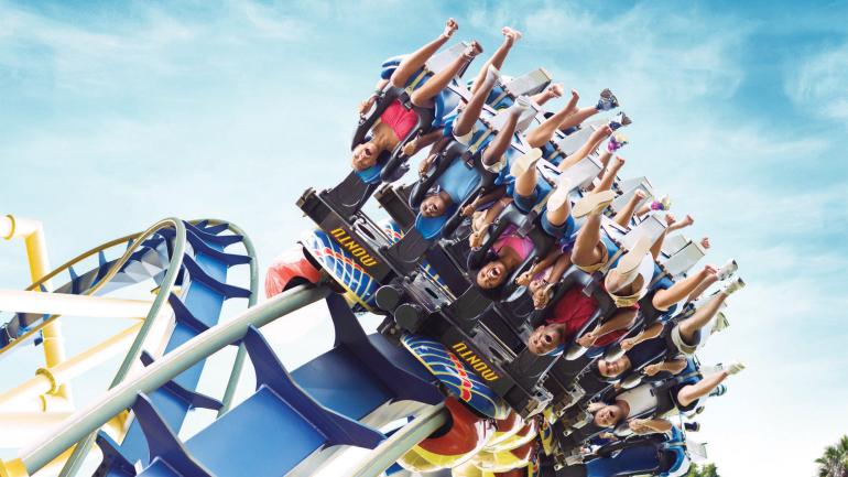 乘坐速度高达96千米每时的Montu过山车