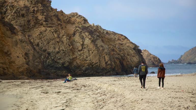 在卡梅尔海滩漫步