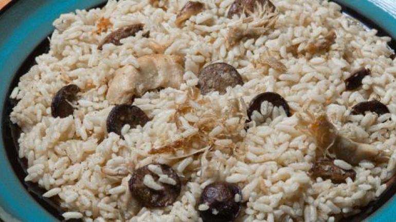 鸡肉浓汤饭是一道由鸡肉、米饭以及香肠组成的著名美特尔海滩风味名菜