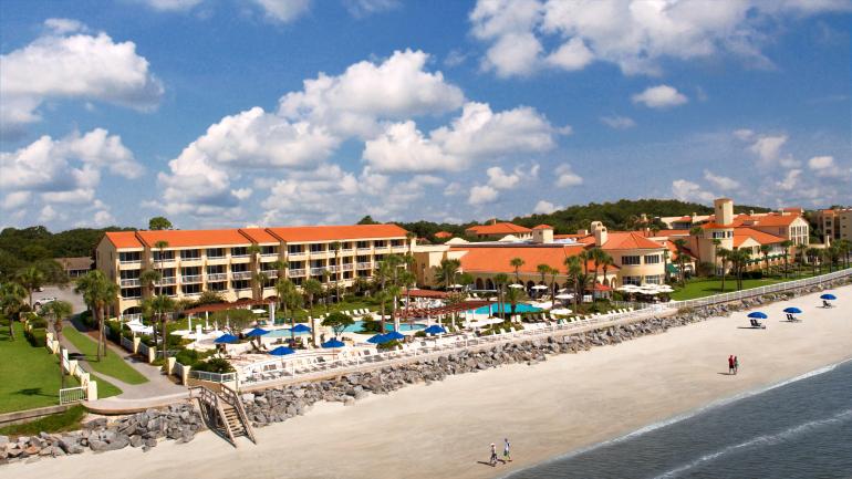 国王王后海滩高尔夫度假村前的漂亮海岸线