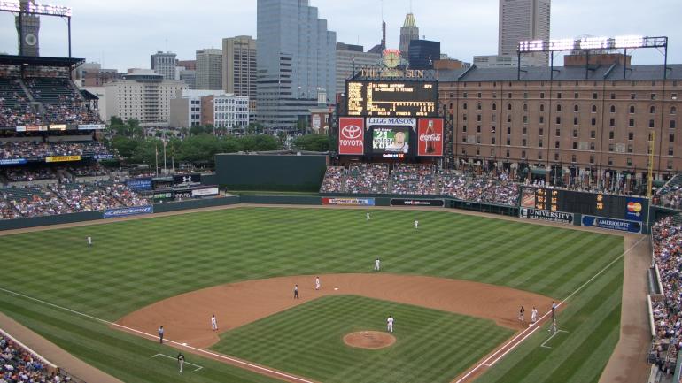 在凯姆登球场观看巴尔的摩金莺棒球队比赛