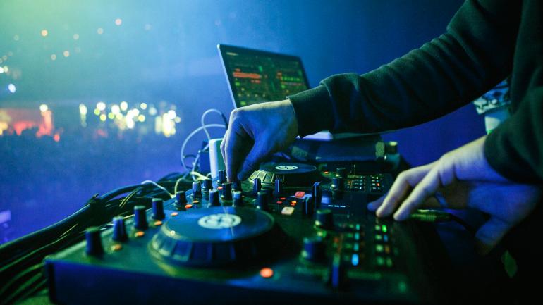 夜店响起说唱节奏电音