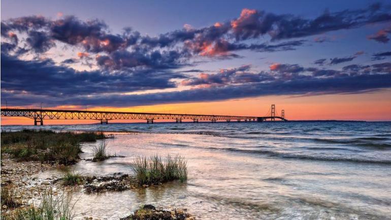 马基纳克桥上的日落