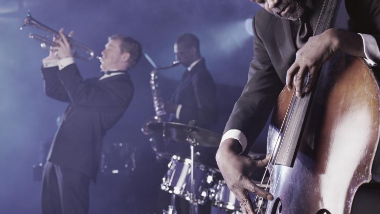 爵士乐乐队在格林米勒爵士酒吧演奏