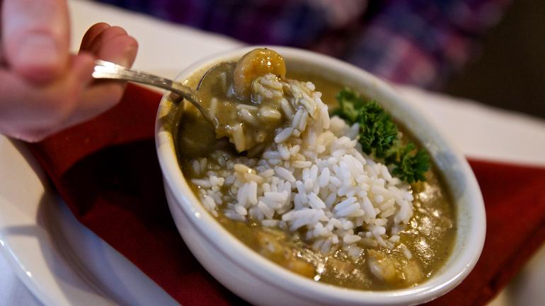 令人垂涎欲滴的秋葵汤饭