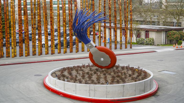 在博物馆外的现代艺术品 在博物馆外的现代艺术品