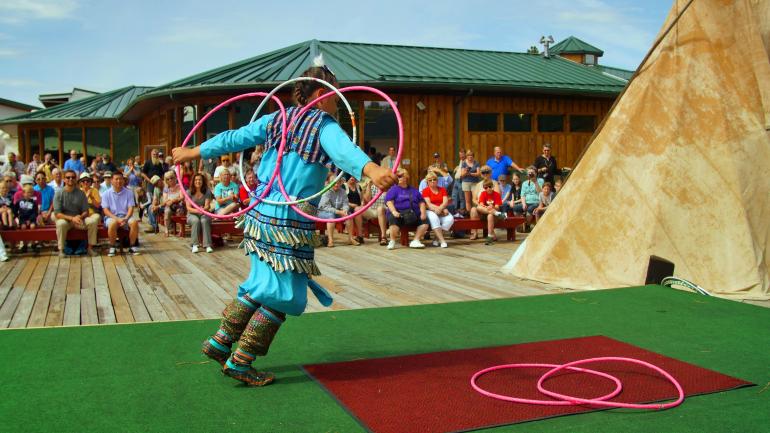拉什莫尔山国家纪念像前的舞蹈表演 拉什莫尔山国家纪念像前的舞蹈表演