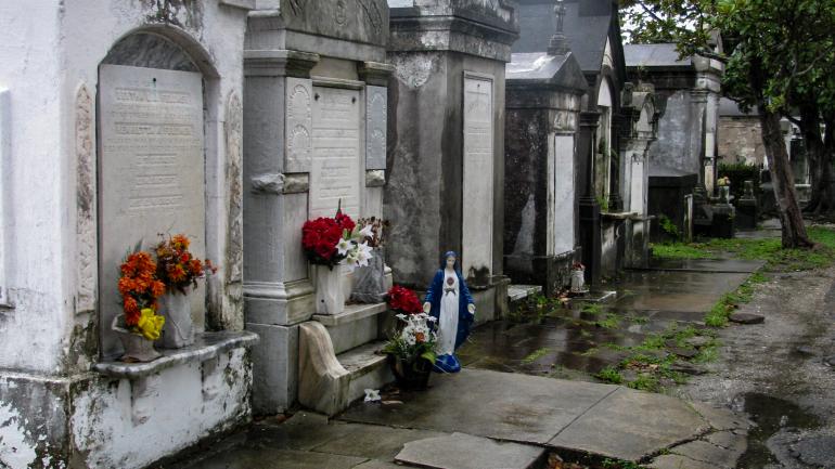 拉法耶墓地的一排陵墓