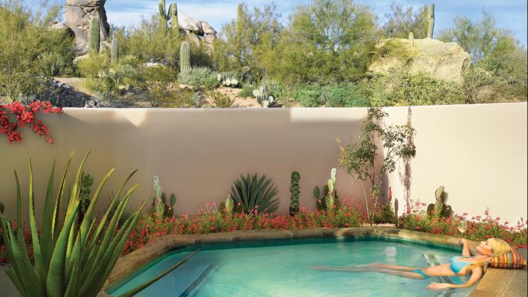 在索诺兰沙漠附近的斯科茨代尔度假村享受泡一泡舒缓身心的热水浴