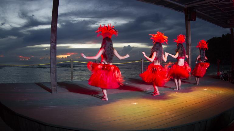 随着日落观赏一场当地的演出