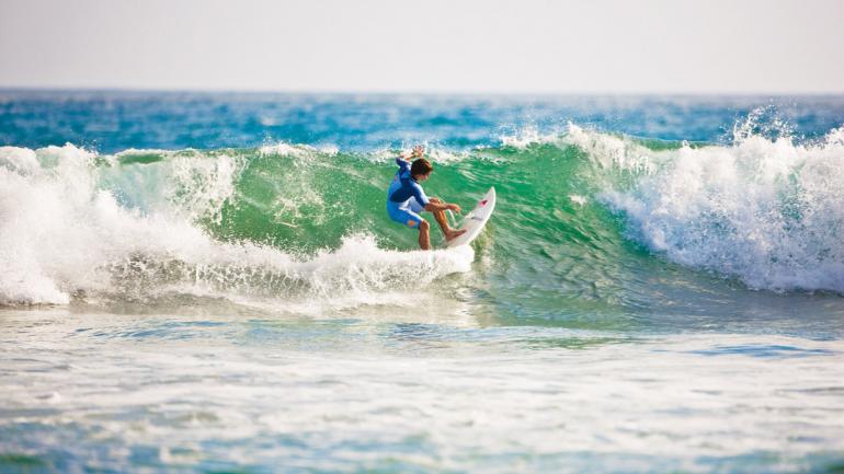 在亨廷顿海滩冲浪的儿童