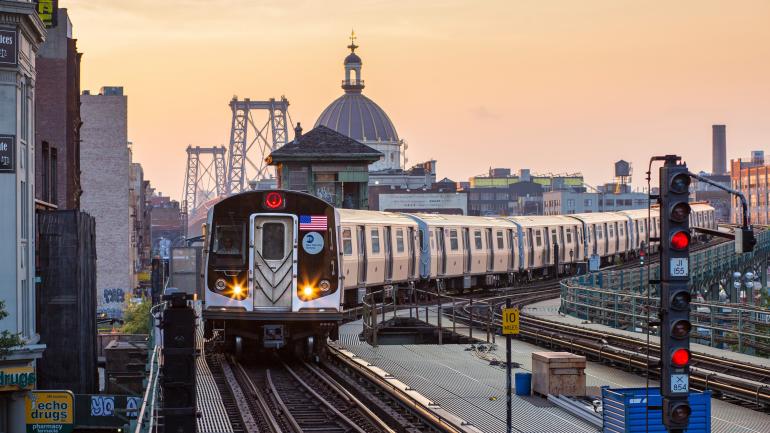 J号地铁线列车正在缓慢靠站