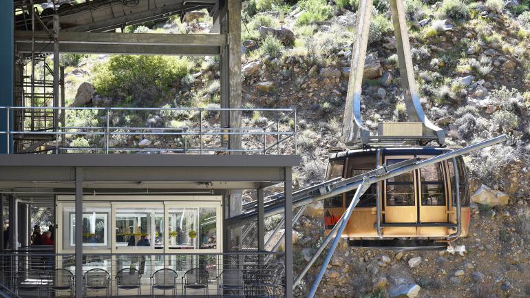 缆车在山谷站停靠 缆车在山谷站停靠