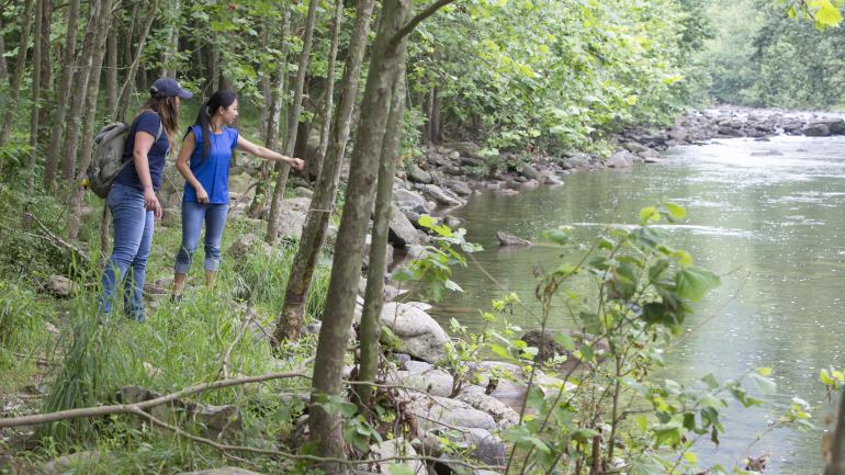 在河边放松精神