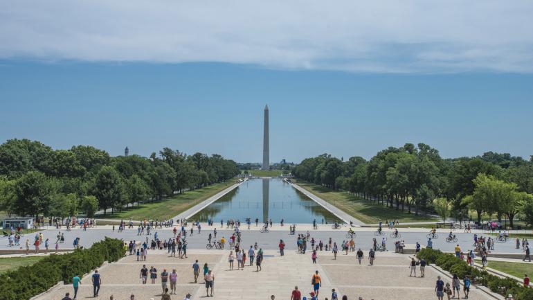 华盛顿纪念碑就在林肯纪念堂的咫尺之遥