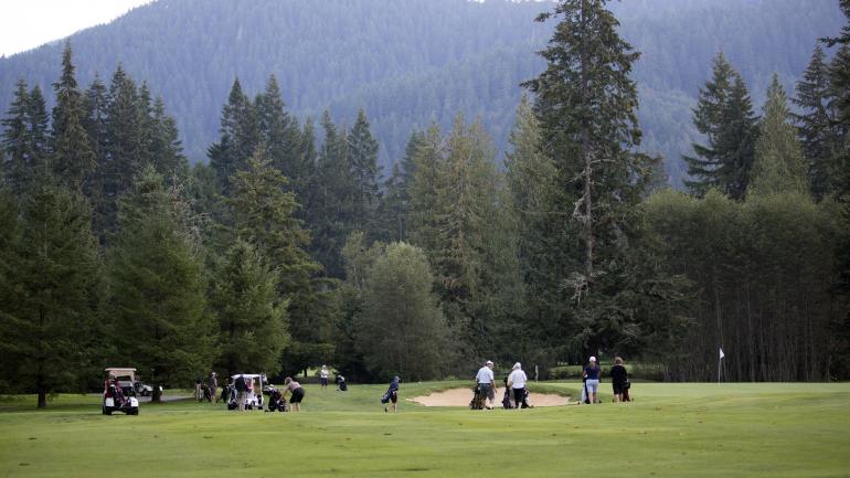 在班顿沙丘打高尔夫