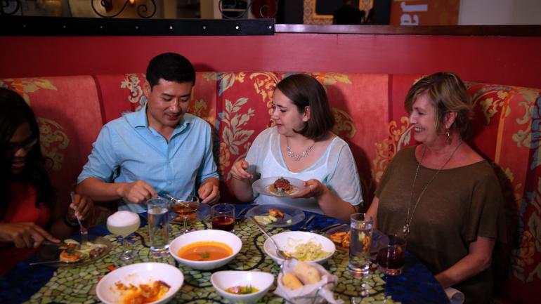 品尝美味的西班牙菜