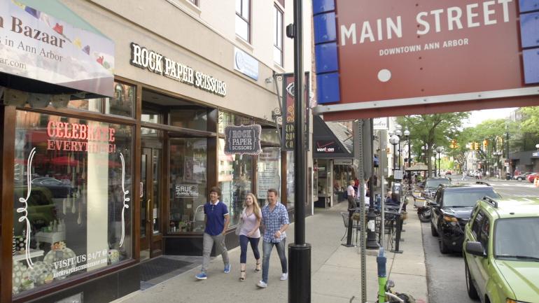 在市中心和主街逛街