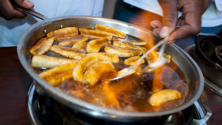 厨师正在制作香蕉兰姆酒焦糖冰淇淋