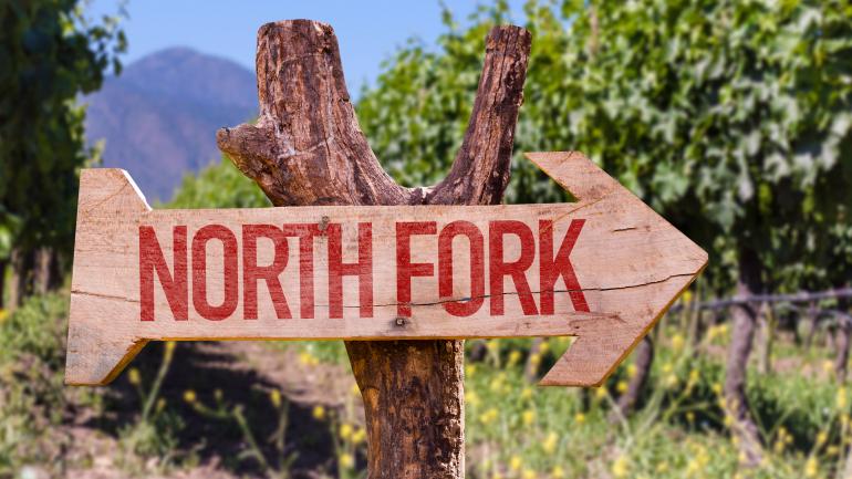 到北福克山谷参观品尝12家不同的红酒厂