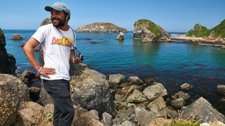 在海岸潮汐池中寻觅海洋生物的踪迹